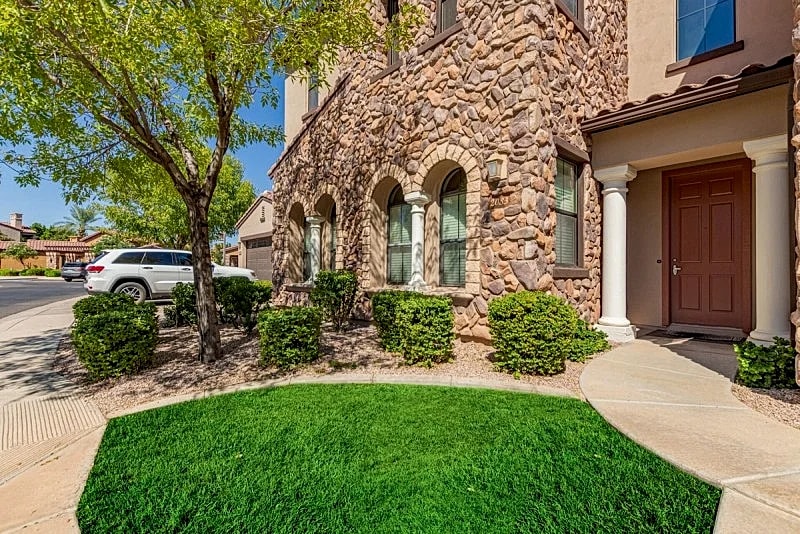 Fulton Ranch Town House! Heated Pool, Gym! 2 King Beds! 1 Dog Friendly! in Chandler, Arizona, United States — photo 3