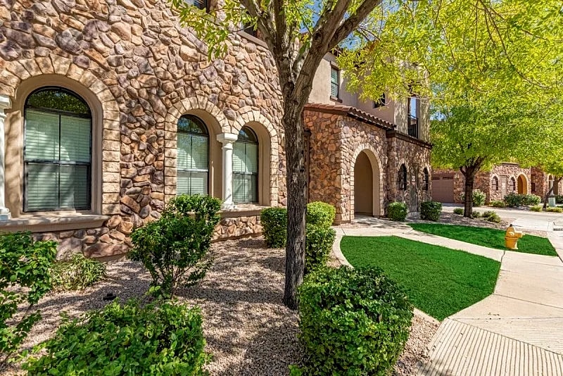 Fulton Ranch Town House! Heated Pool, Gym! 2 King Beds! 1 Dog Friendly! in Chandler, Arizona, United States — photo 2