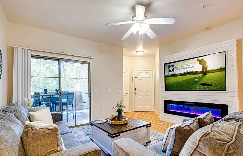 Delightful Condo! Heated Pools and Hiking! Gated Community.