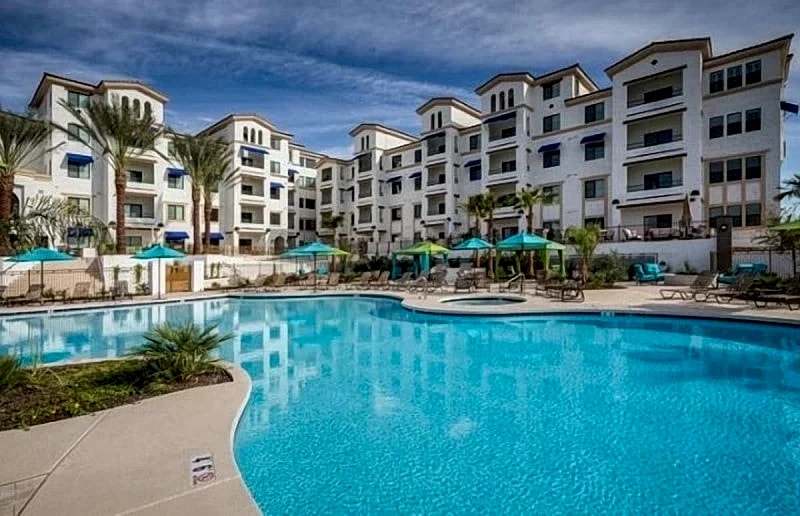 Resort Condo in Desirable Chandler. Tons of Amenities. Walk to Everything! 30 Night Min! in Chandler, Arizona, United States — photo 3