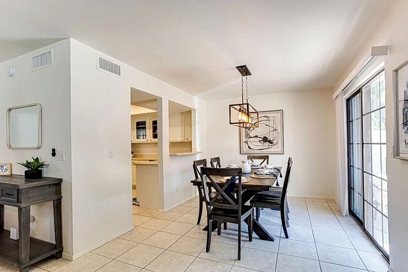 Peaceful Townhouse! EV PLUG IN. Heated Pool, Spa, Gym, Walking Trails! 30 Night Min! in Scottsdale, Arizona, United States — photo 4