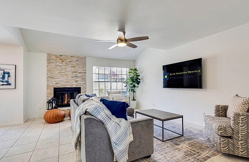 Peaceful Townhouse! EV PLUG IN. Heated Pool, Spa, Gym, Walking Trails! 30 Night Min! in Scottsdale, Arizona, United States — photo 3
