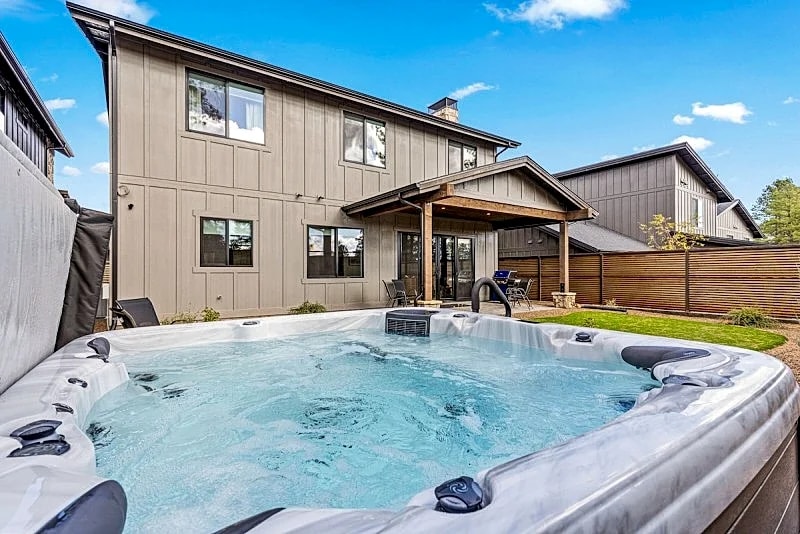 Modern 4BR Flagstaff Home: Hot Tub, Near NAU, Downtown & Grand Canyon