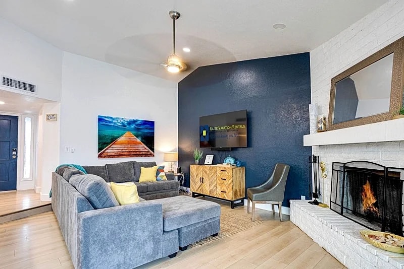 Sun-Kissed Delight. 3 King Bedrooms! Sparkling Pool and Hot Tub. Family Bunk Room! in Chandler, Arizona, United States — photo 2