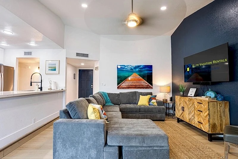 Sun-Kissed Delight. 3 King Bedrooms! Sparkling Pool and Hot Tub. Family Bunk Room! in Chandler, Arizona, United States — photo 3