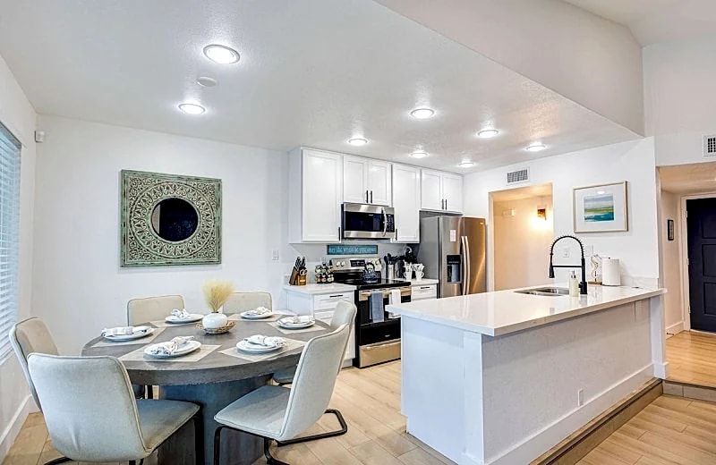 Sun-Kissed Delight. 3 King Bedrooms! Sparkling Pool and Hot Tub. Family Bunk Room! in Chandler, Arizona, United States — photo 5