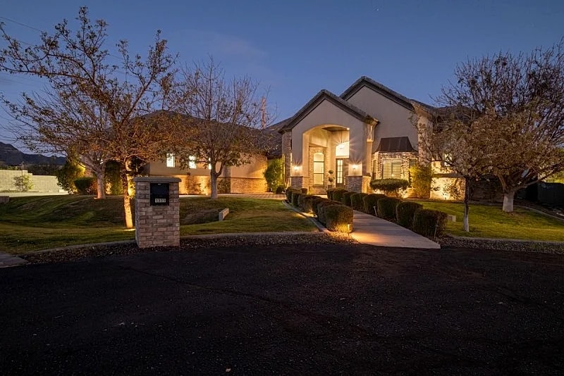 Massive Custom Spectacular! Pickleball, Baseball, Trampoline, Heated Pool/Spa! in Mesa, Arizona, United States — photo 4