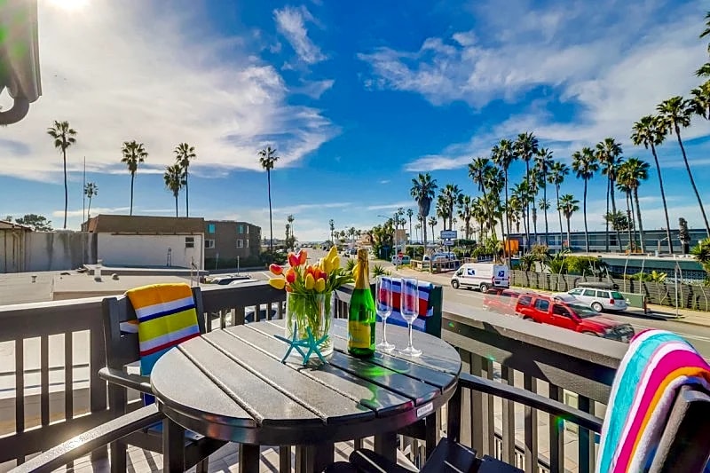 Loungin 1 across the street from dog beach in Ocean Beach! Duplex!