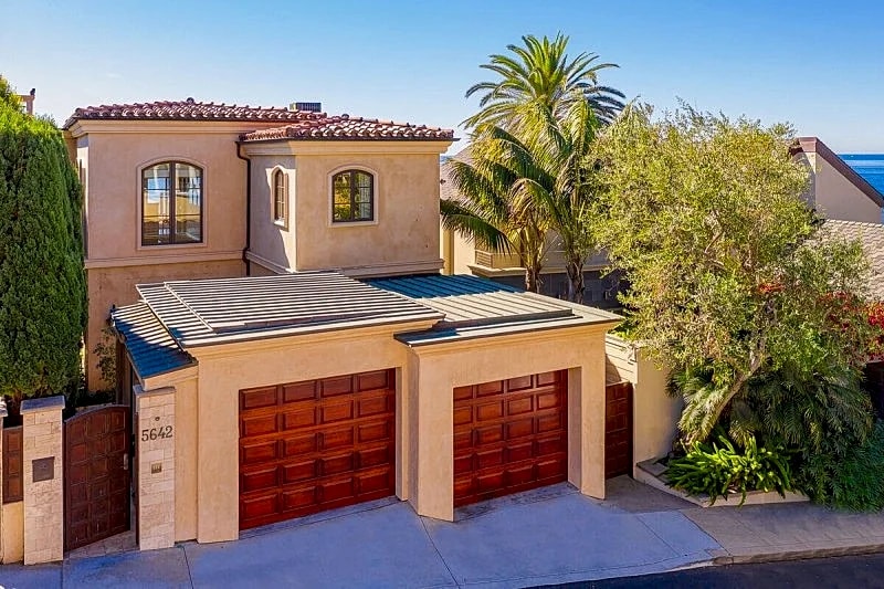 Pacific Paradise is an oceanfront home that celebrates its glorious panoramic views in San Diego, California, United States — photo 5