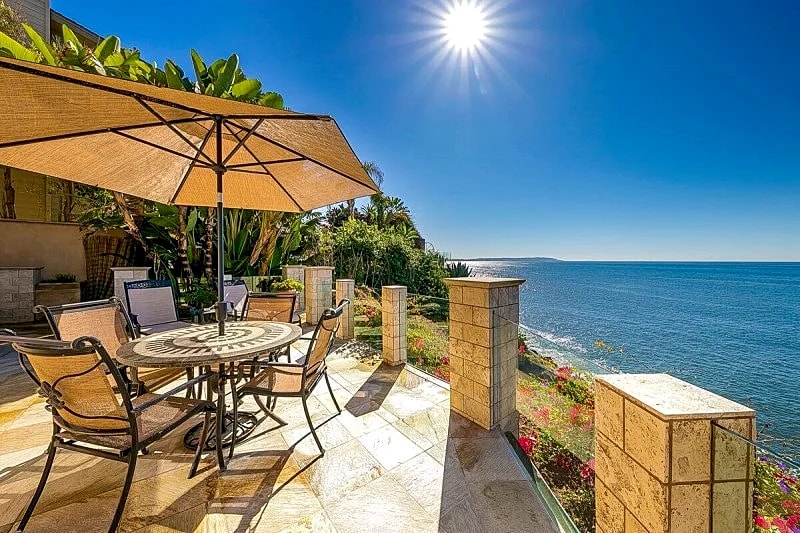 Pacific Paradise is an oceanfront home that celebrates its glorious panoramic views in San Diego, California, United States — photo 4
