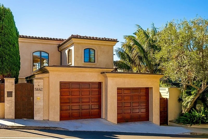 Pacific Paradise is an oceanfront home that celebrates its glorious panoramic views in San Diego, California, United States — photo 3