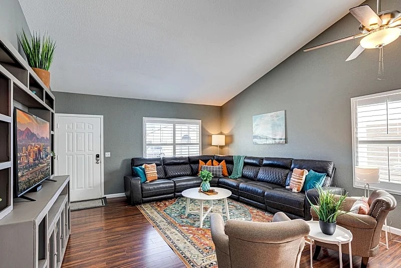 Heated Pool. 3 King Rooms! Sleeps 9! in Glendale, Arizona, United States — photo 2