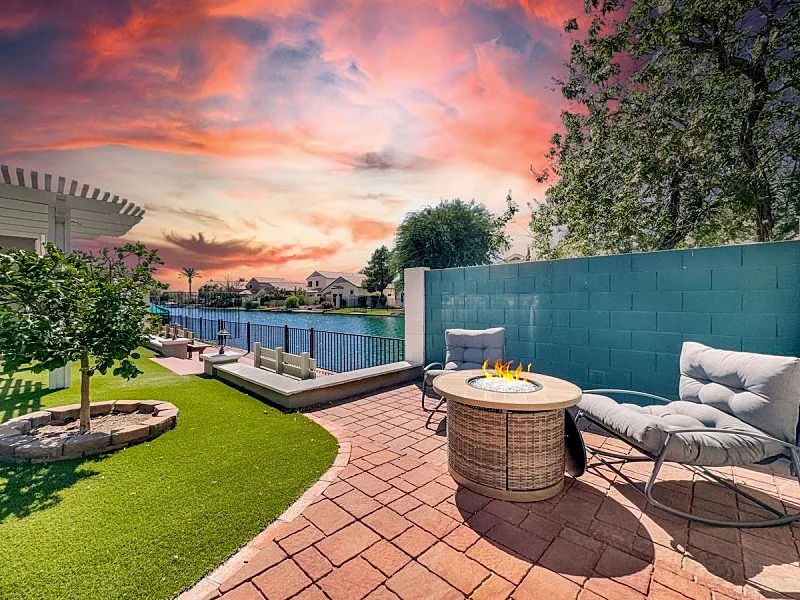 Waterfront, Pool and Spa, Gated Minutes from Stadiums.