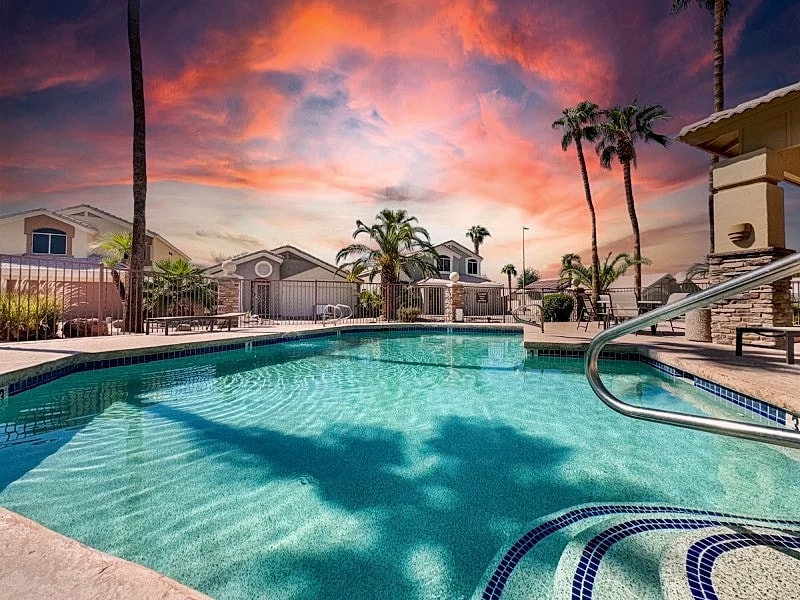 Waterfront, Pool and Spa, Gated Minutes from Stadiums. in Phoenix, Arizona, United States — photo 4
