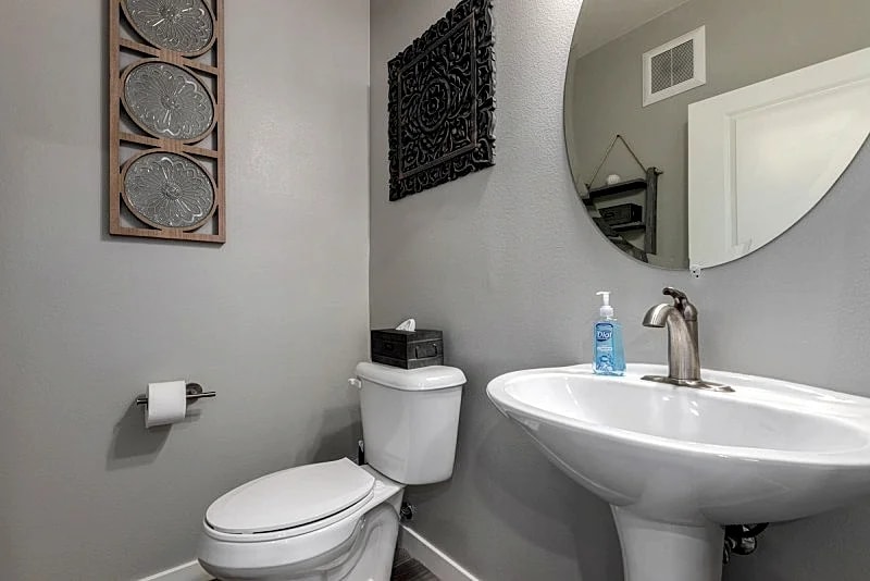 Resort Living Poolside at The Cays with Private Patio and Amenities Galore! in Chandler, Arizona, United States — photo 5