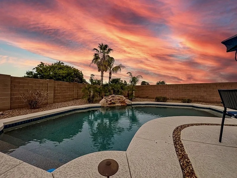 Seville Beauty. 4 beds + Office and Sparkling Pool, Fire Pit! 30 Night Min.