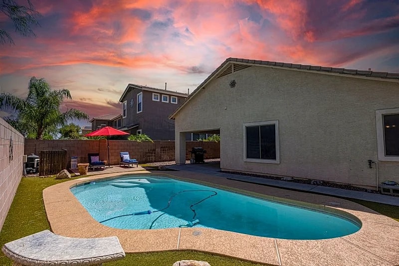 Golf Community w/Private Pool! Super Clean.