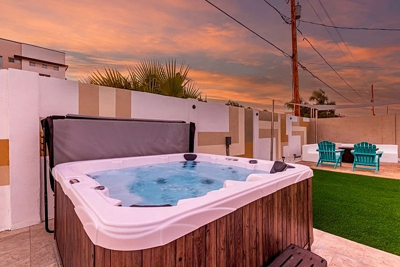 Old Town- Heated Pool- Hot Tub- Game Room- Firepit- Putting Green! in Scottsdale, Arizona, United States — photo 2