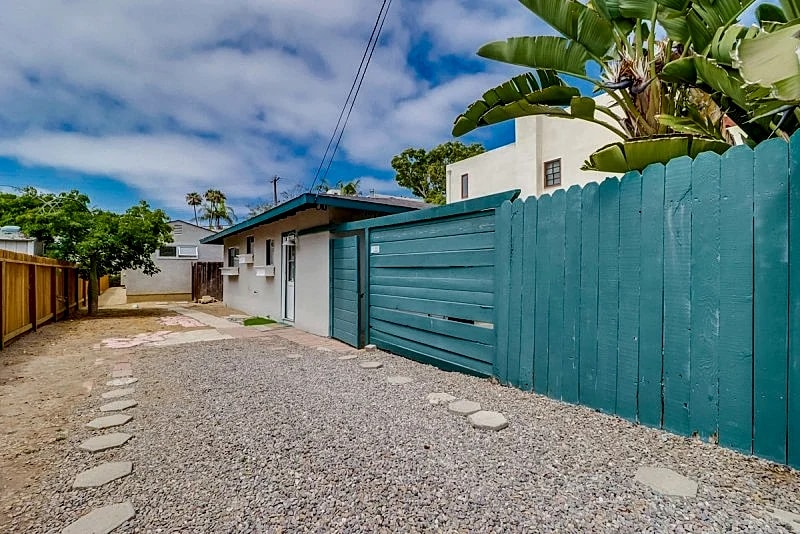 Sandcastle: 2 Bedroom, 1 Bath Cottage with secluded backyard and walking distance to beach in San Diego, California, United States — photo 4