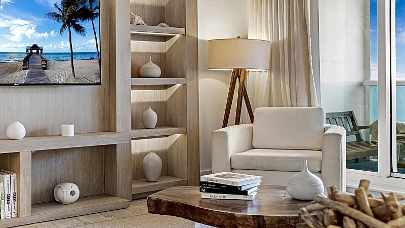 1 HOTEL & HOMES 945