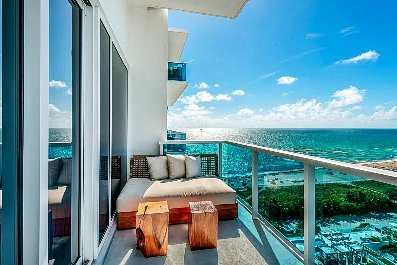 1 HOTEL & HOMES PH1606