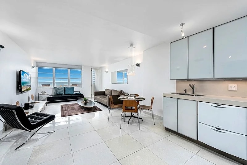 DECOPLAGE 1242 in Miami Beach, Florida, United States — photo 3