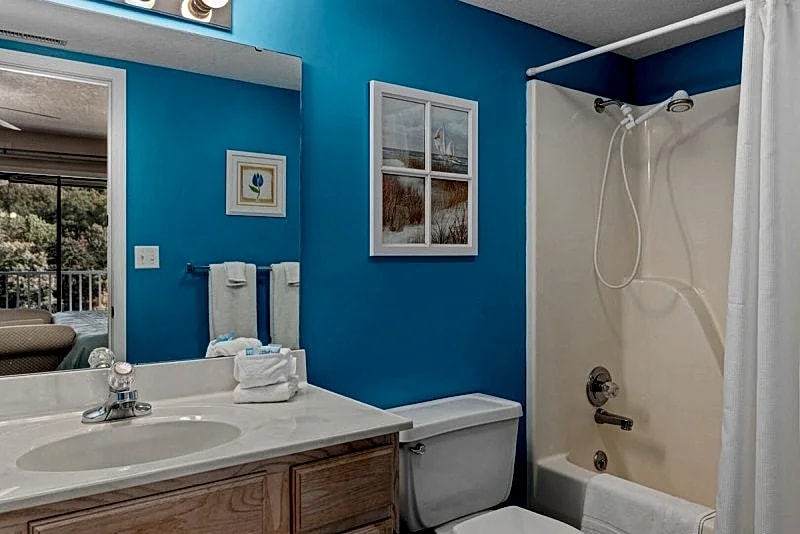 Lazy X-09 Recently Renovated 3 Bedroom, 2.5 Bath Waterfront Condo! in Osage Beach, Missouri, United States — photo 3