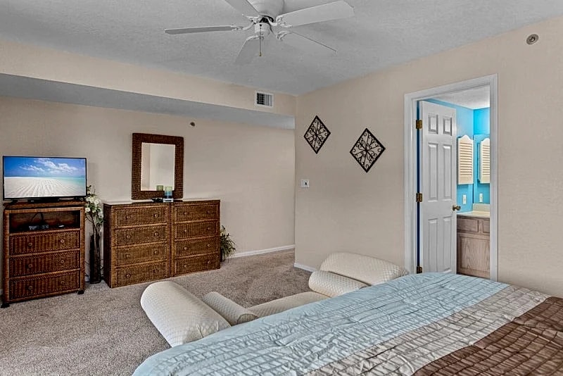 Lazy X-09 Recently Renovated 3 Bedroom, 2.5 Bath Waterfront Condo! in Osage Beach, Missouri, United States — photo 2