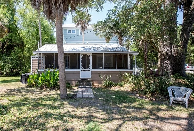 Cozy Corner 3 BR sleeps 6 walking distance to beach and Center Street! in Folly Beach, South Carolina, United States — photo 1