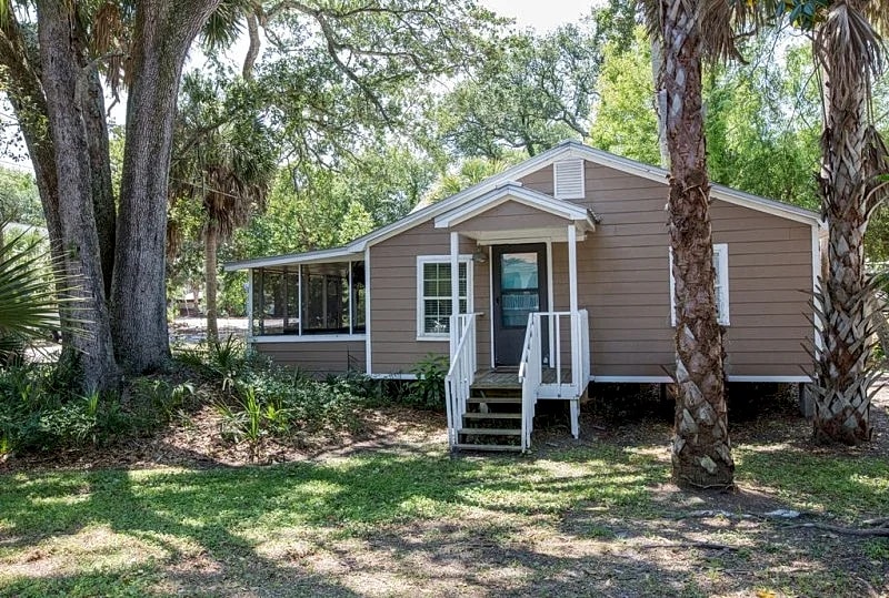 Cozy Corner 3 BR sleeps 6 walking distance to beach and Center Street! in Folly Beach, South Carolina, United States — photo 2