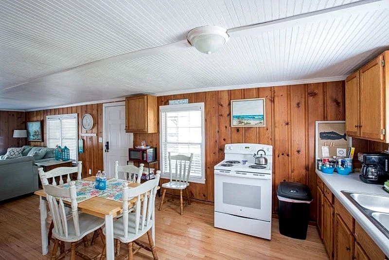Cozy Corner 3 BR sleeps 6 walking distance to beach and Center Street! in Folly Beach, South Carolina, United States — photo 4