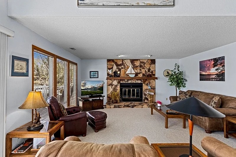 Teak Village 1 - Beautiful Waterfront Family Lake Home! in Lake Ozark, Missouri, United States — photo 4