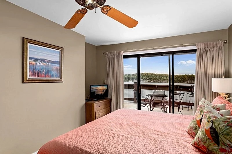 Knolls 0334 Beautiful large 4 bedroom 4 bath condo in Osage Beach! in Osage Beach, Missouri, United States — photo 2