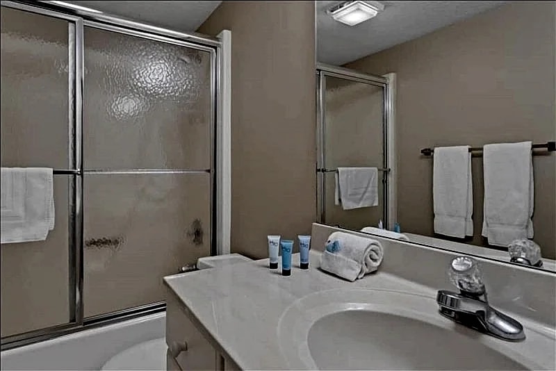 Lazy V-01 Lake Front Five Bedroom, Four Bath Condo with Room to Spread Out! in Osage Beach, Missouri, United States — photo 5