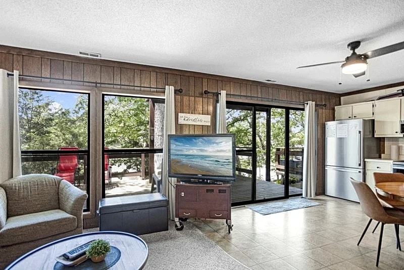 Lone Oak Point 43 - A Vintage Lake Vacation! in Sunrise Beach, Missouri, United States — photo 4