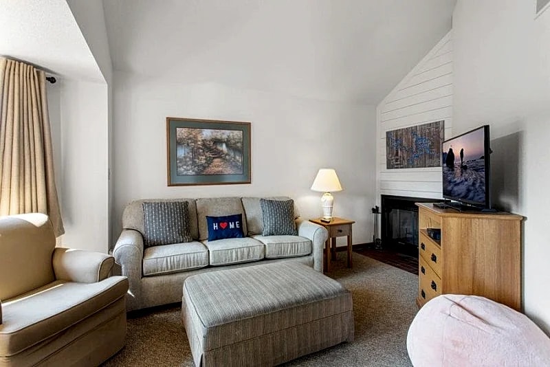 Holiday Shores 24 - Beautiful Villa with Resort Amenities! in Osage Beach, Missouri, United States — photo 3