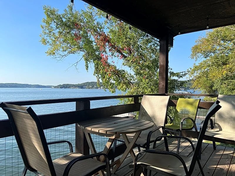 Lone Oak Point 33 - A Vintage Lake Vacation! in Sunrise Beach, Missouri, United States — photo 5