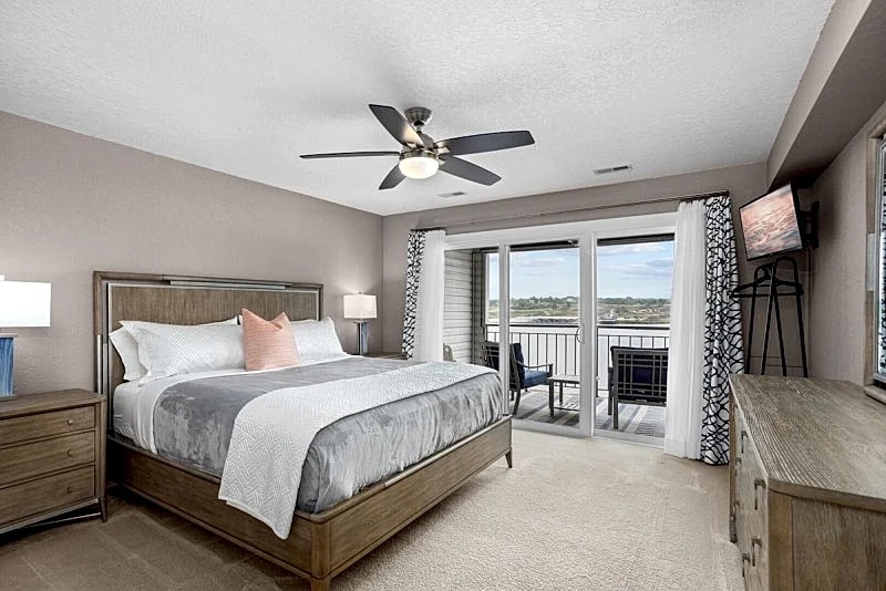 Bridgepointe 243 – Renovated/Private Top Flr End Unit w/Stunning Sunset Views in Osage Beach, Missouri, United States — photo 4
