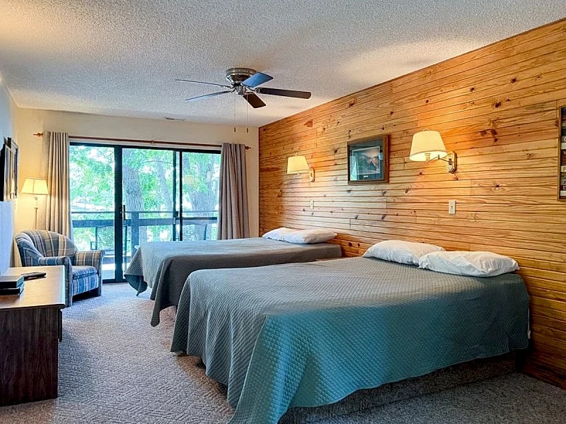 Lone Oak Point 35 - A Vintage Lake Vacation! in Sunrise Beach, Missouri, United States — photo 5