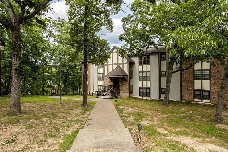 2nd Tier Water's Edge Condo 14-3A, Close to Pool! in Lake Ozark, Missouri, United States — photo 3