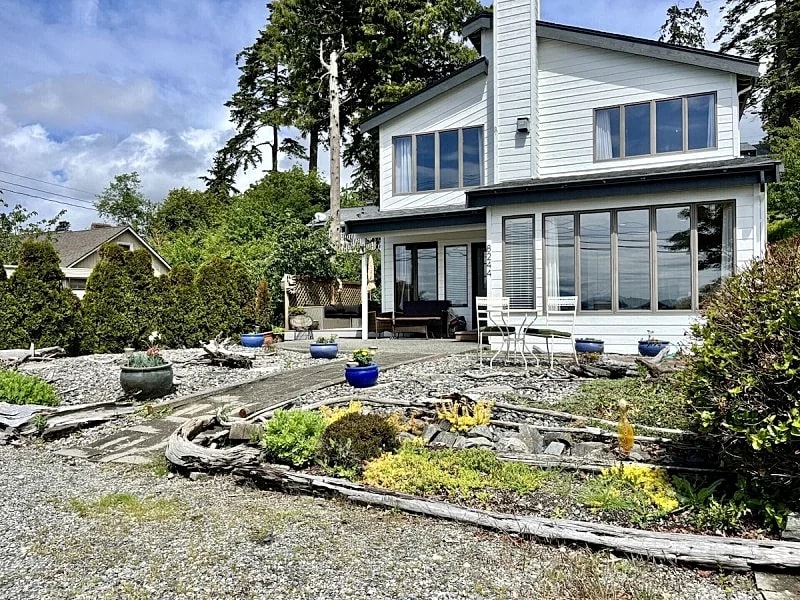 Oceanside Retreat ~ Private Beach in Quaint Seaside Town