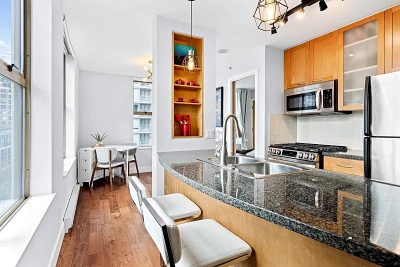 Cute & cozy Vancouver~Downtown/Yaletown condo, walk to everything! A/C! in Vancouver, British Columbia, Canada — photo 3