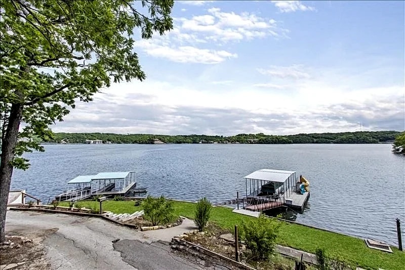 Ken's Kabin a nostalgic Lake of the Ozarks cabin with a fantastic view! in Lake Ozark, Missouri, United States — photo 5