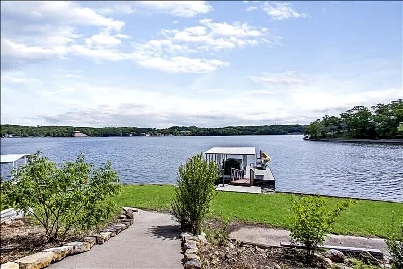Ken's Kabin a nostalgic Lake of the Ozarks cabin with a fantastic view! in Lake Ozark, Missouri, United States — photo 4