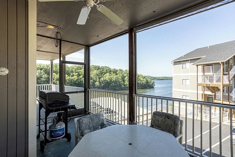 Lazy R-06 3 bedroom 3.5 bath waterfront condo with room to spread out! in Osage Beach, Missouri, United States — photo 3
