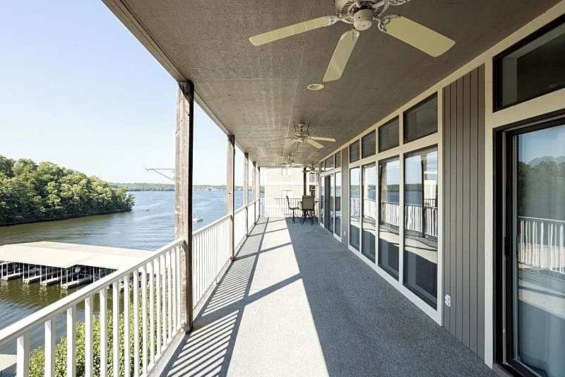 Lazy R-06 3 bedroom 3.5 bath waterfront condo with room to spread out! in Osage Beach, Missouri, United States — photo 2