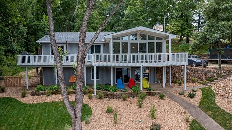 Lake House - Beautiful Waterfront Home with Fire Pit! in Sunrise Beach, Missouri, United States — photo 4