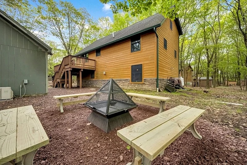 Fan Favorite! "Arrowhead" by Lake/Beach & Restaurants, Pool Table, Arcade Game, Hot Tub, Fire Pit in Lake Harmony, Pennsylvania, United States — photo 5