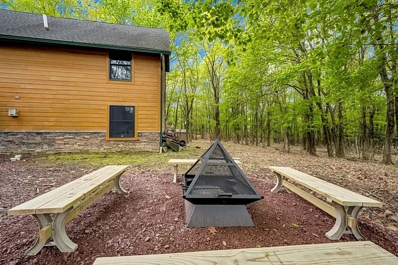 Fan Favorite! "Arrowhead" by Lake/Beach & Restaurants, Pool Table, Arcade Game, Hot Tub, Fire Pit in Lake Harmony, Pennsylvania, United States — photo 3