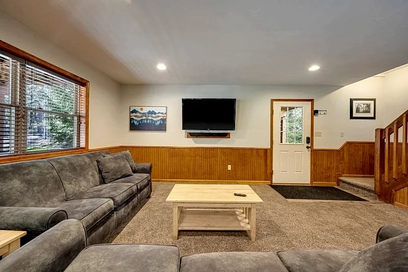 "Big Horn" Near JFBB Skiing, Stunning Mountain Home, Fire Pit, Hot Tub, Pool Table, Gas Grill in Lake Harmony, Pennsylvania, United States — photo 4